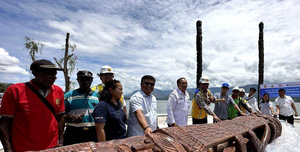 PT Freeport Indonesia (PTFI) menyerahkan dua totem Kamoro dari tanah Papua dalam rangka berpartisipasi dan mendukung dibangunnya ‘Taman Totem Dunia’ pada program Penataan Kawasan Waterfront City Pangururan di Kecamatan Pangururan, Samosir, Sumatra Utara. (dok. PTFI)