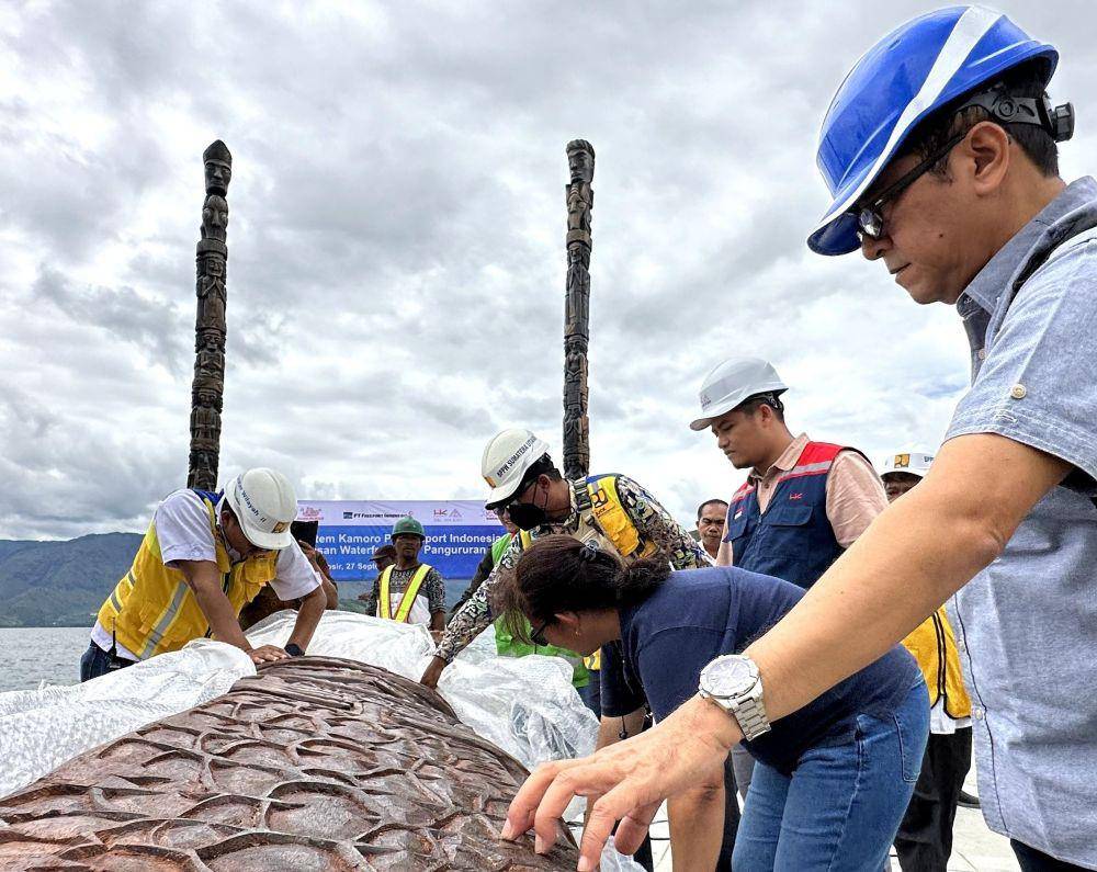 PT Freeport Indonesia (PTFI) menyerahkan dua totem Kamoro dari tanah Papua dalam rangka berpartisipasi dan mendukung dibangunnya ‘Taman Totem Dunia’ pada program Penataan Kawasan Waterfront City Pangururan di Kecamatan Pangururan, Samosir, Sumatra Utara. (dok. PTFI)
