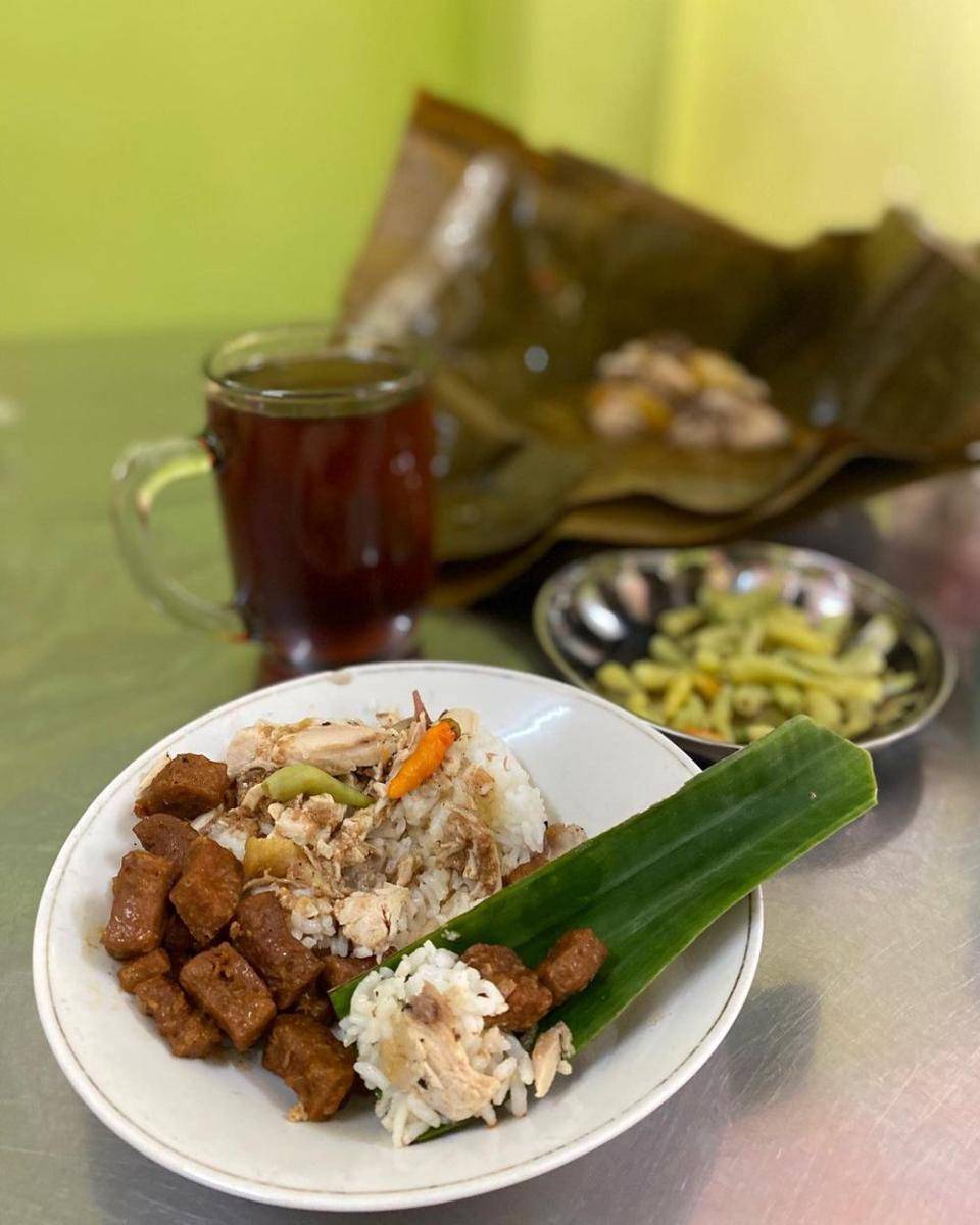 opor sunggingan (instagram.com/santhiserad_food)