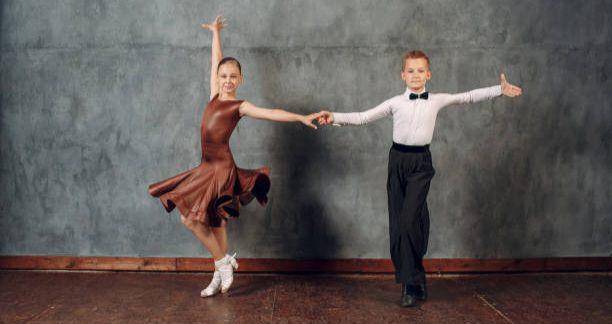 Pasangan muda yang nenari Samba (istockphoto.com/primipil)