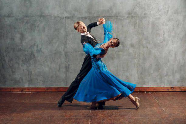 Pasangan muda menari waltz (istockphoto.com/primipil)
