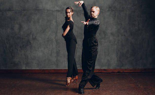 Pasangan pemuda dan wanita yang menari rumba (istockphoto.com/primipil)
