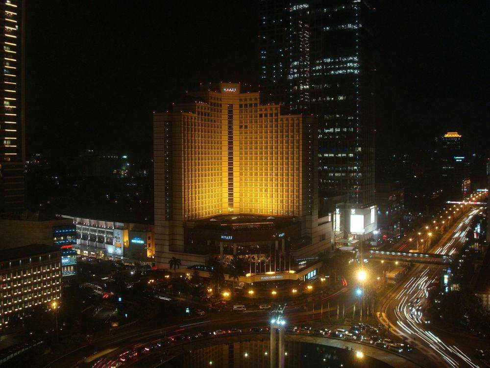 ilustrasi pemandangan Jakarta di malam hari (wikimedia.org/Arabsalam)