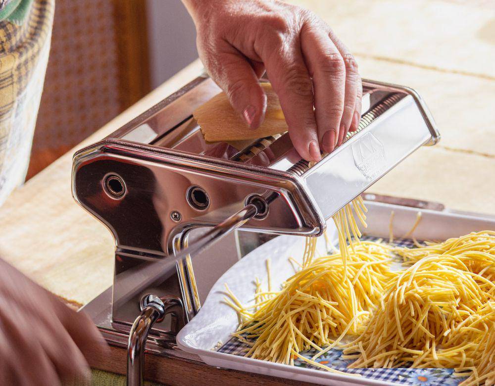 menggiling pasta dengan noodle maker (pexels.com/Ivan)