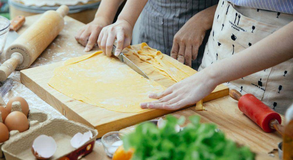 pasta yang dipotong manual (pexels.com/Katerina Holmes)