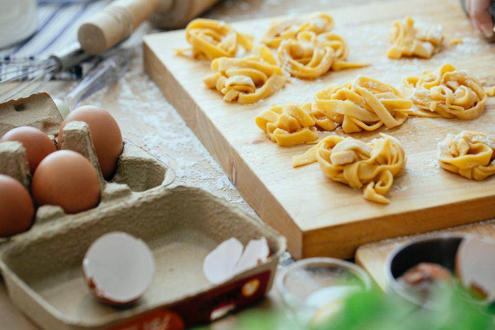 pasta yang dipotong manual (pexels.com/Katerina Holmes)