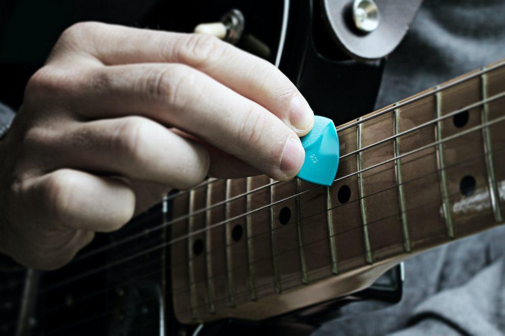 5 Cara Menggunakan Pick Gitar untuk Pemula, Jangan Asal Petik!