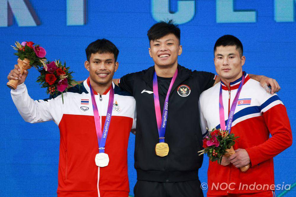 Rahmat Erwin Abdullah (tengah) saat prosesi pengalungan medali. (dok. NOC Indonesia)