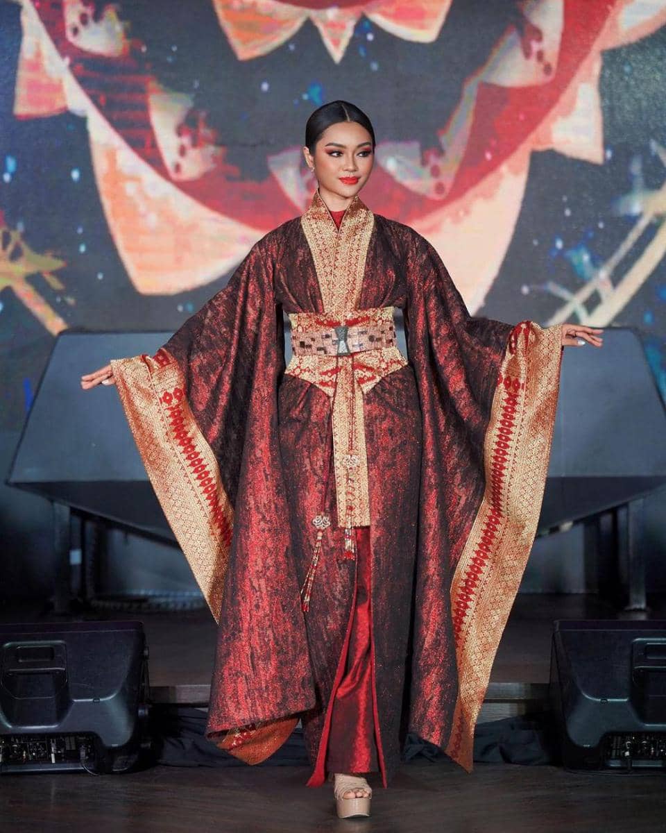 Potret Farhana Nariswari di Acara Konferensi Pers Keberangkatannya (Instagram.com/officialputeriindonesia)