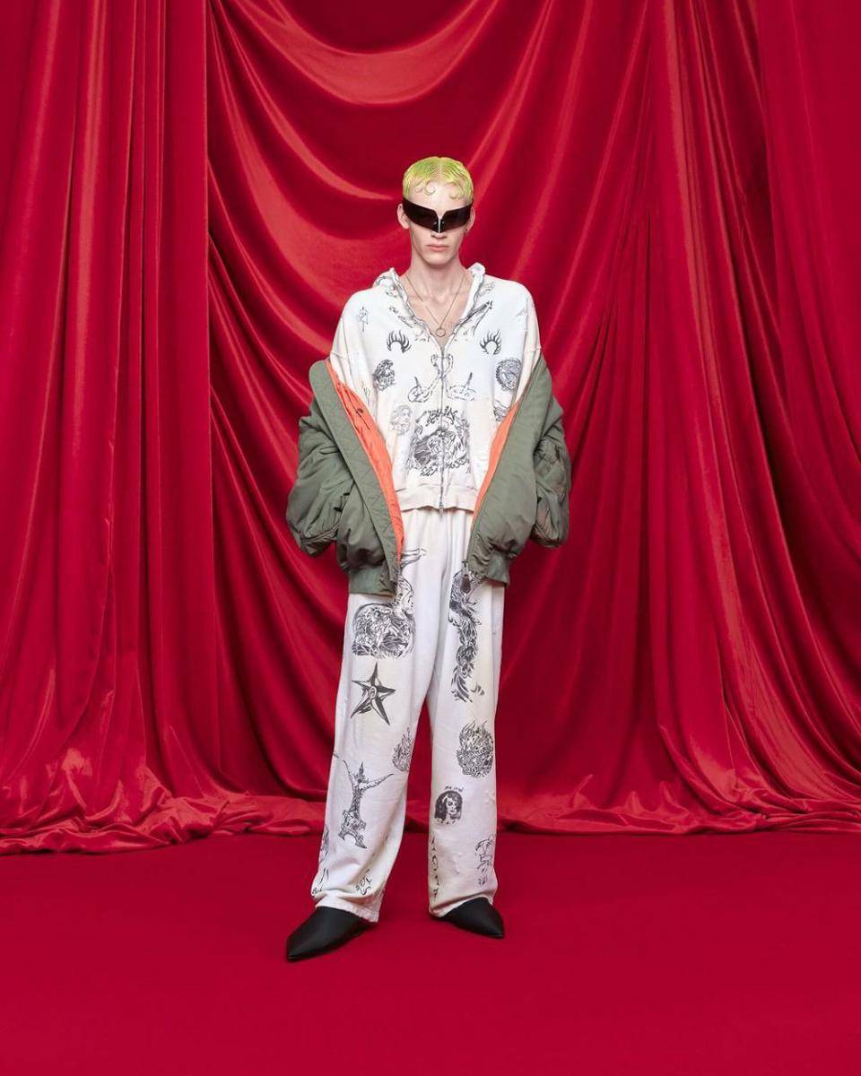 Koleksi kasual bergaya edgy dari Balenciaga di Paris Fashion Week 2023 (instagram.com/balenciaga)