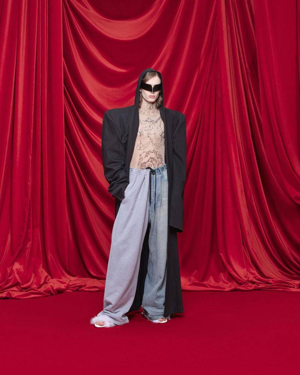 Koleksi kasual bergaya edgy dari Balenciaga di Paris Fashion Week 2023 (instagram.com/balenciaga)