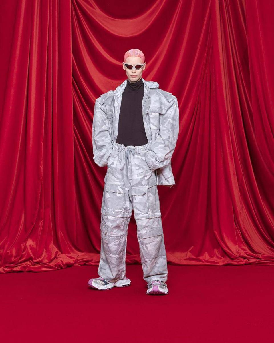 Koleksi kasual bergaya edgy dari Balenciaga di Paris Fashion Week 2023 (instagram.com/balenciaga)