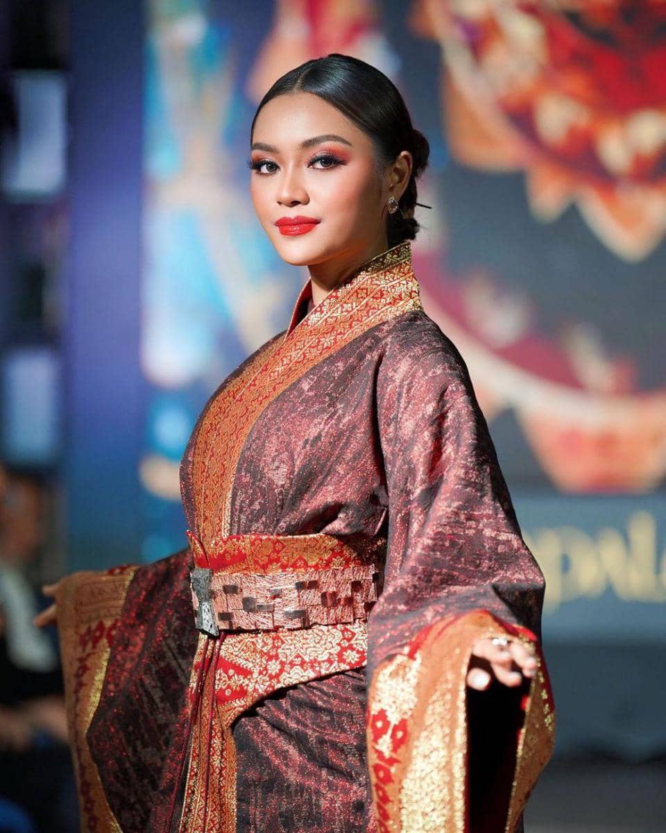 Potret Farhana Nariswari di Acara Konferensi Pers Keberangkatannya (Instagram.com/officialputeriindonesia)
