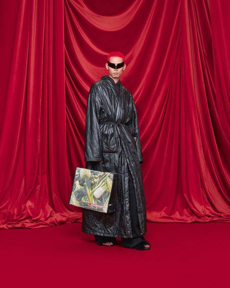 Koleksi kasual bergaya edgy dari Balenciaga di Paris Fashion Week 2023 (instagram.com/balenciaga)
