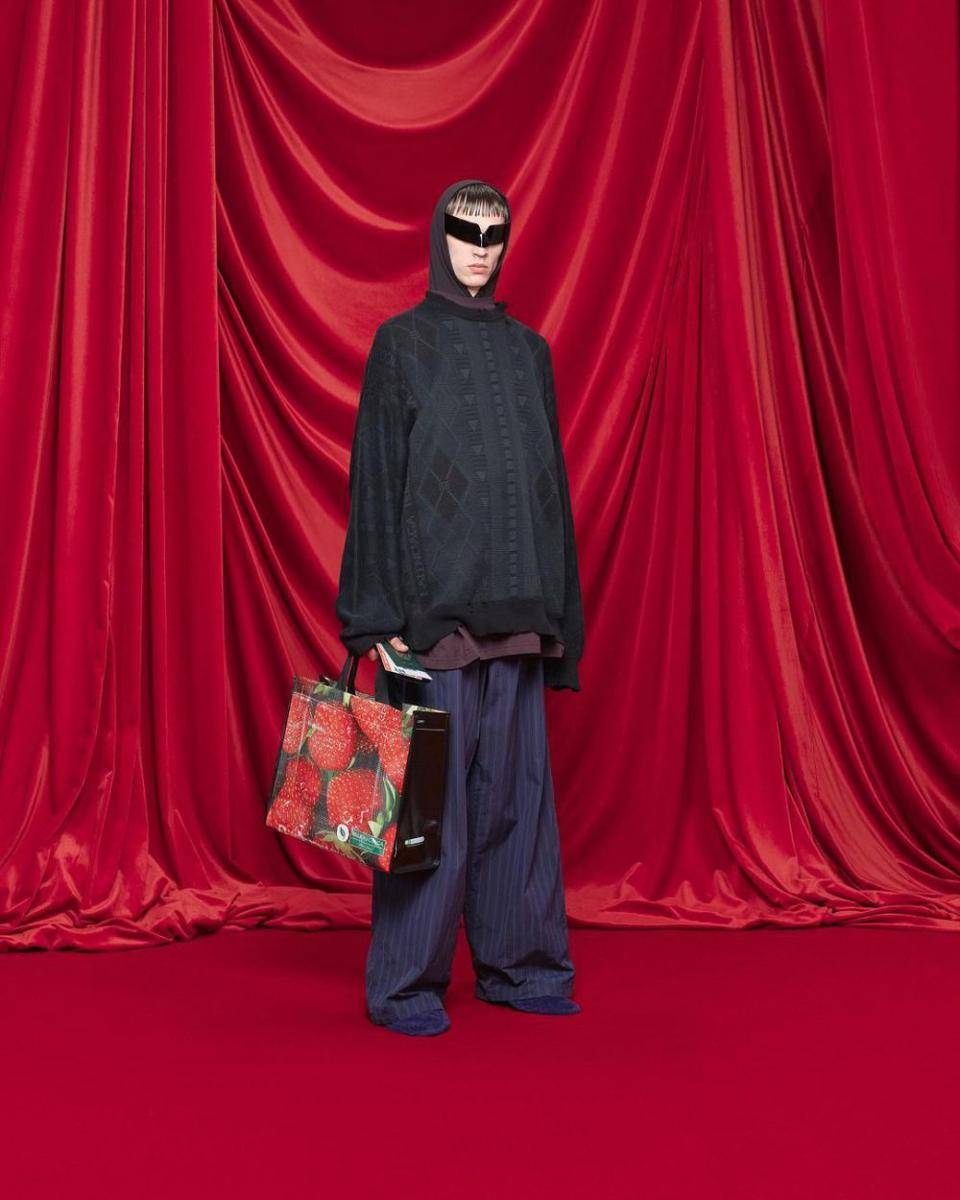 Koleksi kasual bergaya edgy dari Balenciaga di Paris Fashion Week 2023 (instagram.com/balenciaga)