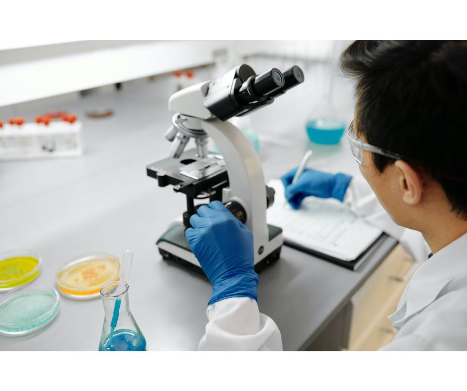 ilustrasi ilmuan sedang meneliti di laboratorium (pexels.com/Edward Jenner)