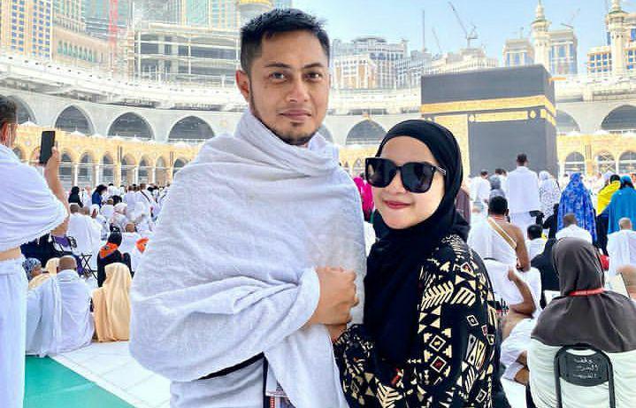 10 Potret Ferry Ardiansyah Umrah Bareng Istri, Ibadah Cuma Berdua!