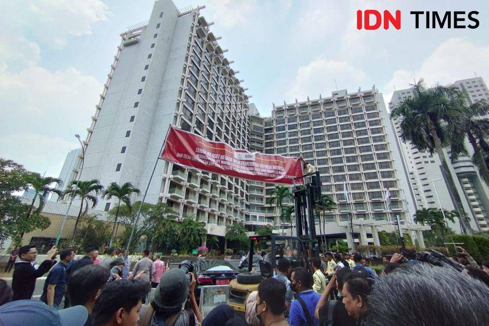 Pemasangan spanduk pemberitahuan lahan Hotel Sultan milik negara, Rabu (4/10/2023). (IDN Times/Trio Hamdani)