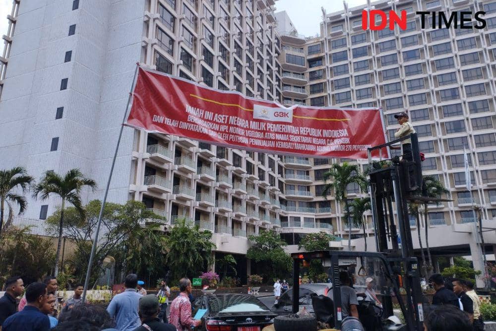 Pemasangan spanduk pemberitahuan lahan Hotel Sultan milik negara, Rabu (4/10/2023). (IDN Times/Trio Hamdani)
