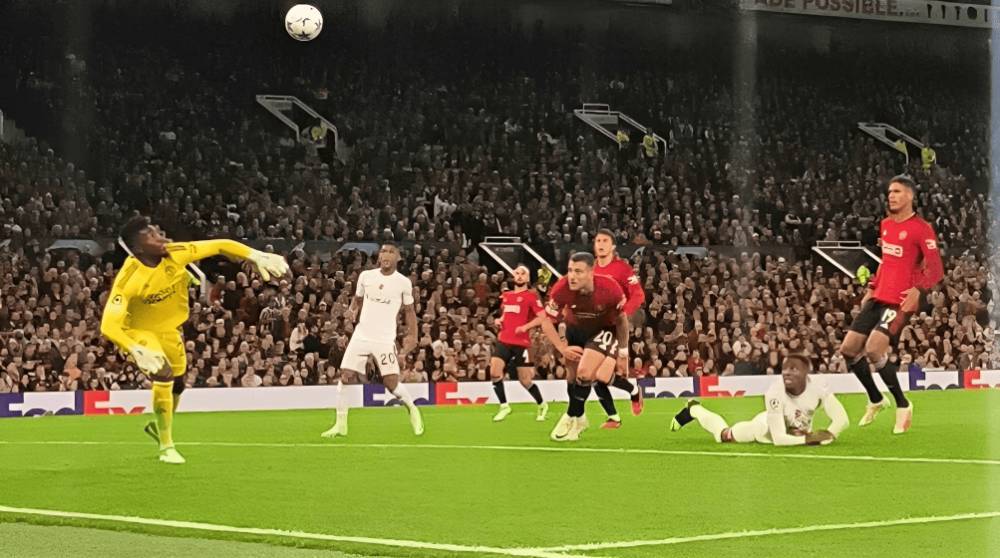 Andre Onana gagal menyelamatkan tendangan Wilfried Zaha saat melawan Galatasaray. (uefa.com)