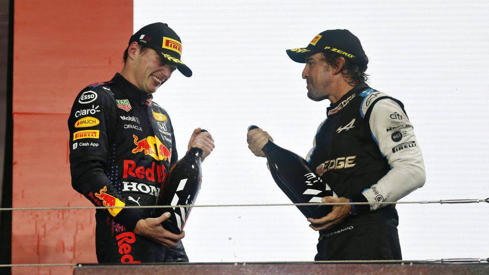 Fernando Alonso (kanan) merayakan podium di GP Qatar 2021 bersama Max Verstappen (kiri). (formula1.com)