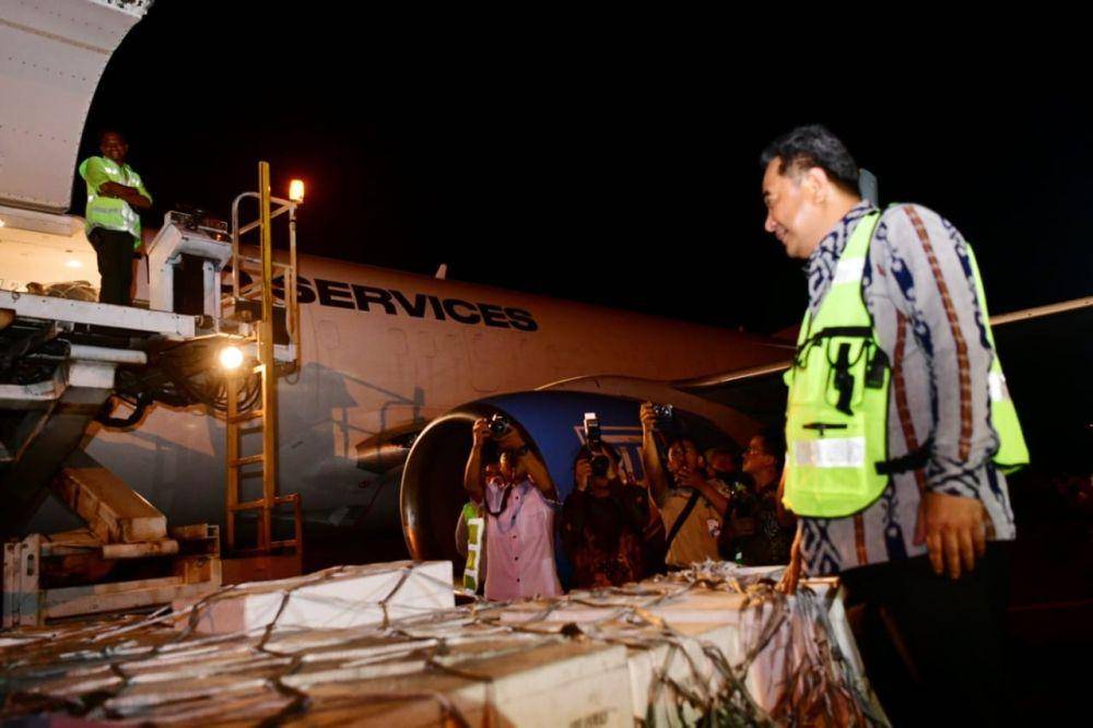 Pj Gubernur Sulsel Bahtiar Baharuddin melepas ekspor produk perikanan secara langsung dari Makassar ke Hongkong, di Bandara Sultan Hasanuddin Makassar, Rabu malam (4/10/2023). (Dok. Humas Pemprov Sulsel)