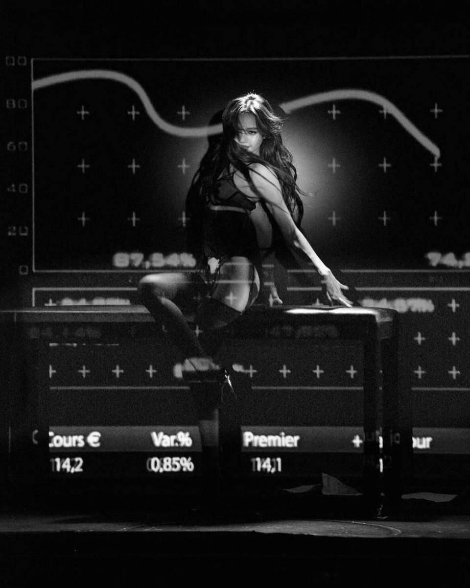 potret Lisa BLACKPINK di Crazy Horse Cabaret (instagram.com/lalalalisa_m)