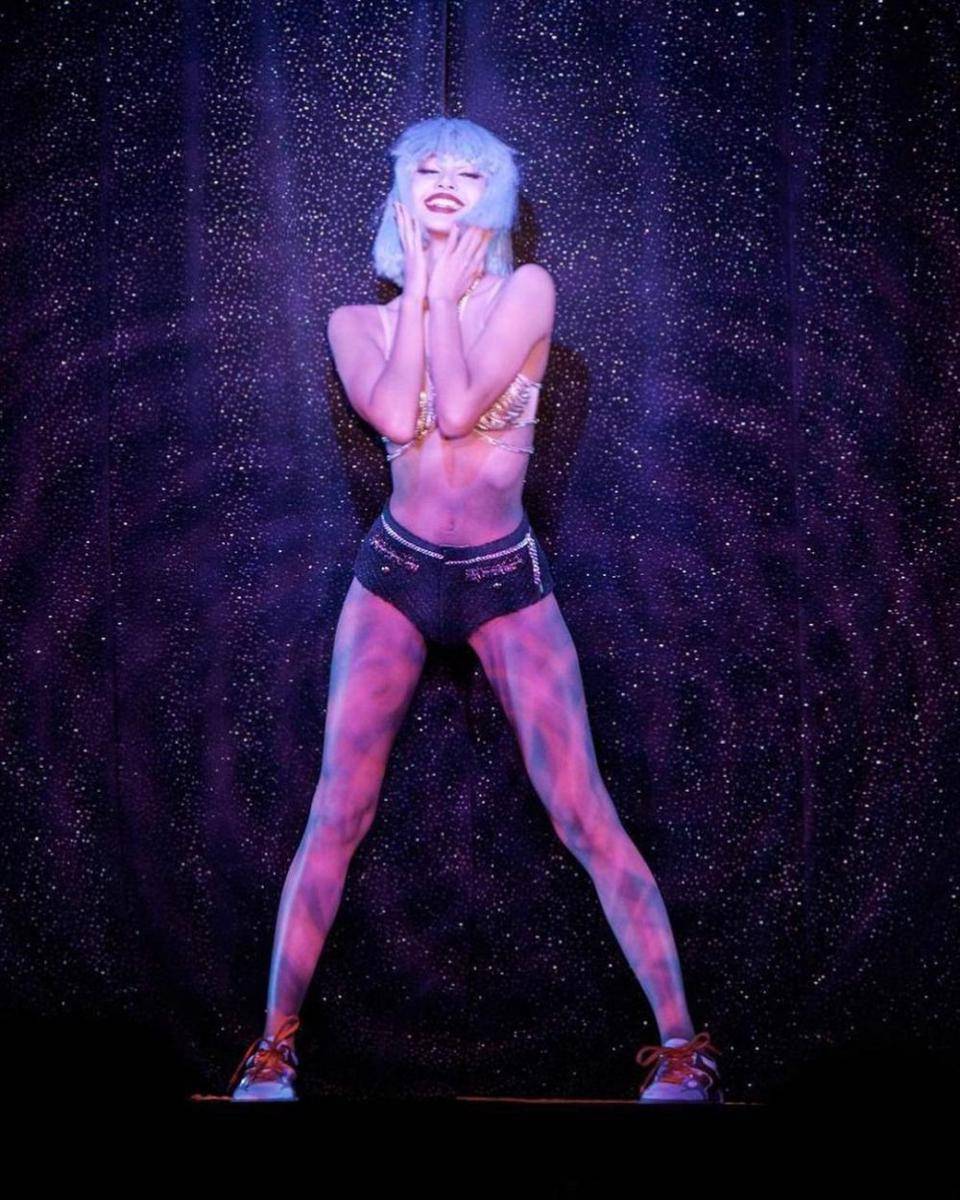 potret Lisa BLACKPINK di Crazy Horse Cabaret (instagram.com/lalalalisa_m)