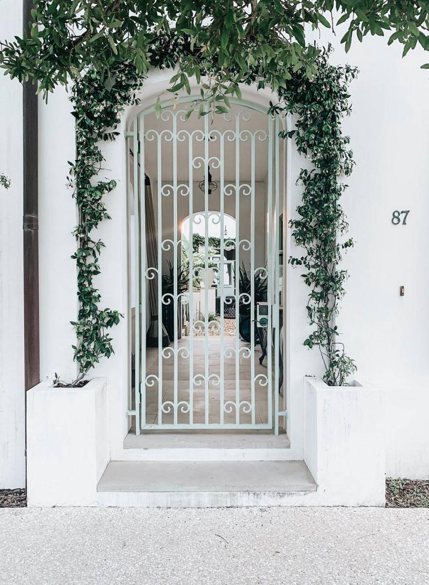 inspirasi pintu belakang (unsplash.com/@derickray)