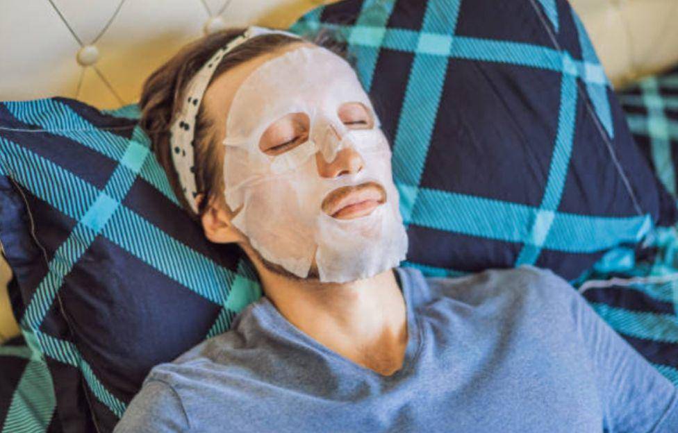 ilustrasi pria yang memakai sheet mask (istockphoto.com/galitskaya)