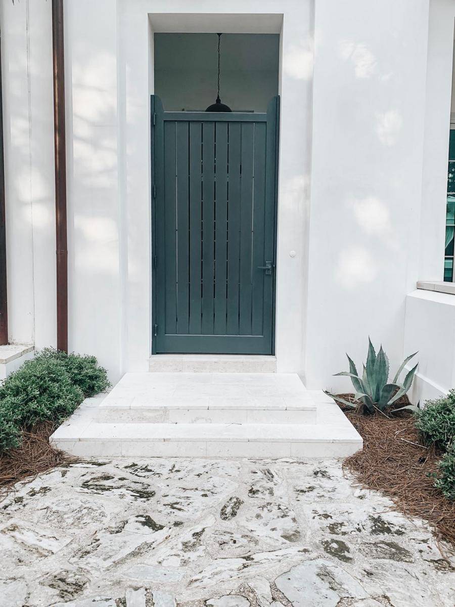 inspirasi pintu belakang (unsplash.com/@derickray)