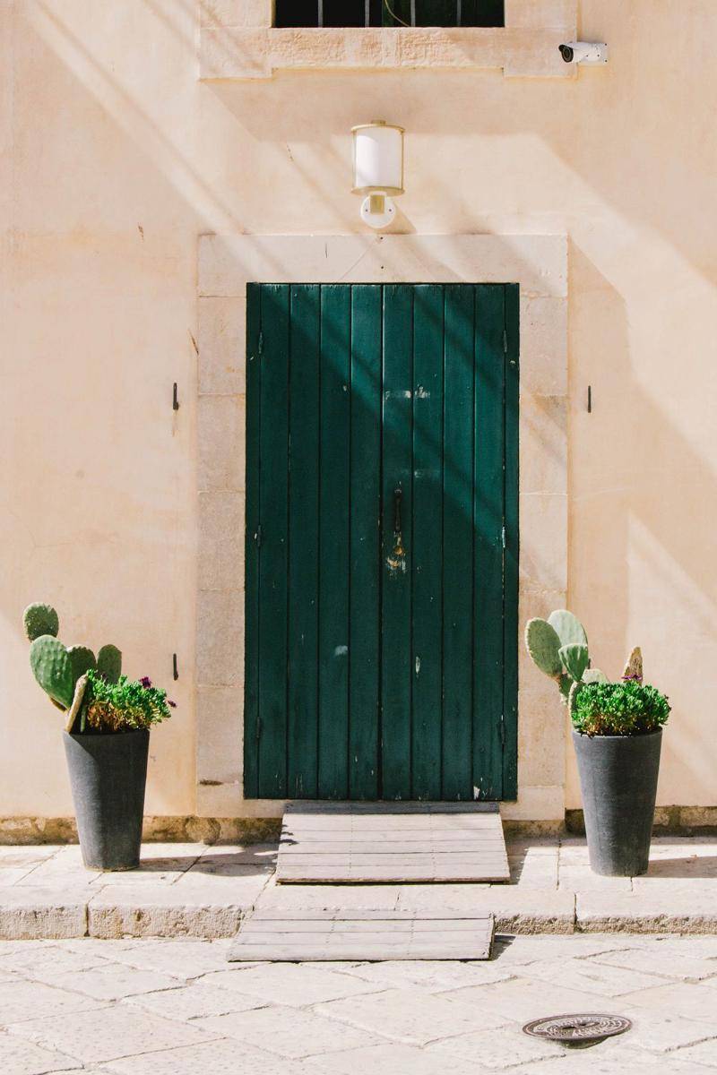 inspirasi pintu belakang (unsplash.com/sabrinamazzeo)