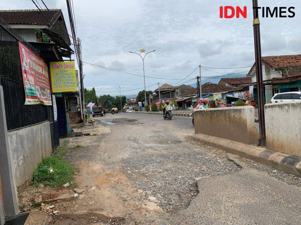 Jalan rusak di Bandar Lampung. (IDN Times/Rohmah Mustaurida)