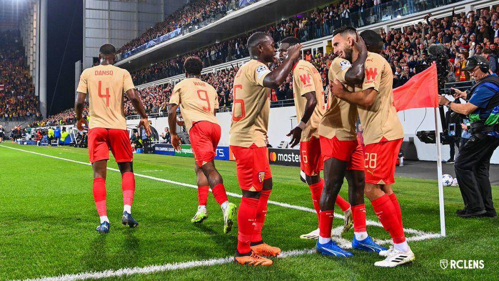 Selebrasi para pemain RC Lens usai mencetak gol ke gawang Arsenal. (twitter.com/RCLens)