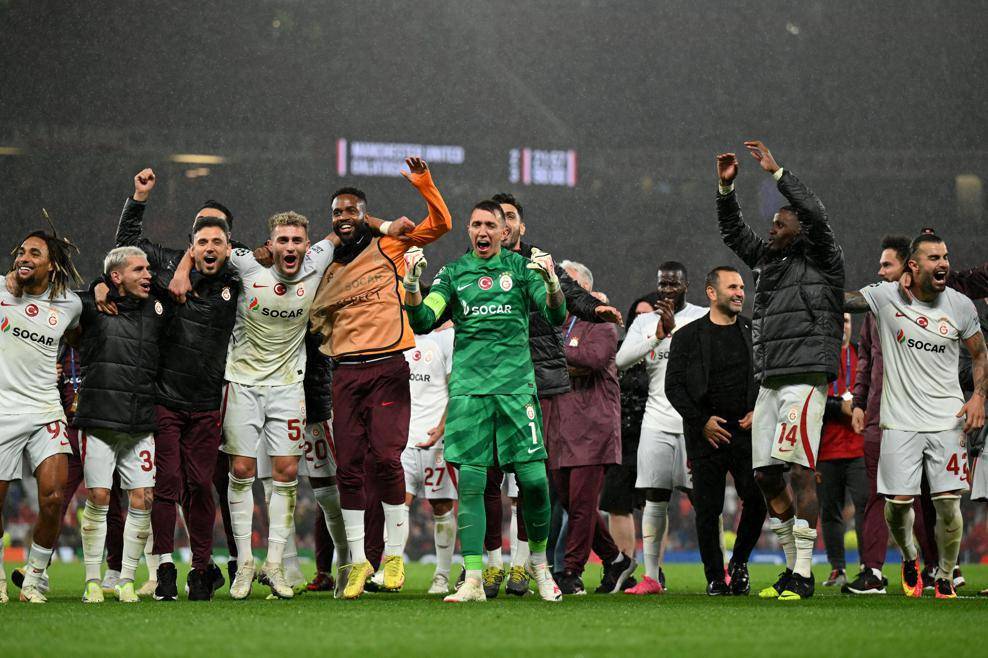 Selebrasi para pemain Galatasaray usai mengalahkan Manchester United. (twitter.com/Galatasaray)