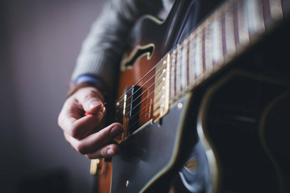 ilustrasi pick gitar (unsplash.com/freestocks)
