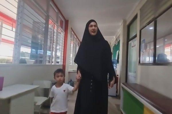 Tampil Berhijab, 7 Potret Paula Verhoeven Cari Sekolah untuk Anak
