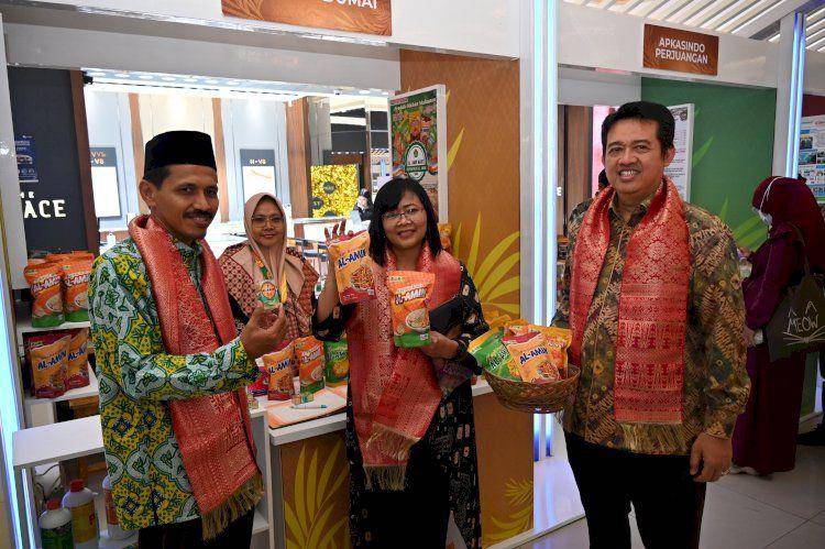 Badan Pengelola Dana Perkebunan Kelapa Sawit (BPDPKS) menggelar serangkaian edukasi dan promosi sawit baik dalam kegiatan Gebyar UKMK berbasis sawit dalam mendukung UKMK sawit Go International selama tiga hari kegiatan, yakni 29 September sampai dengan 1 Oktober 2023 di Palembang Indah Mall, Palembang, Sumatra Selatan. (dok. BPDPKS)