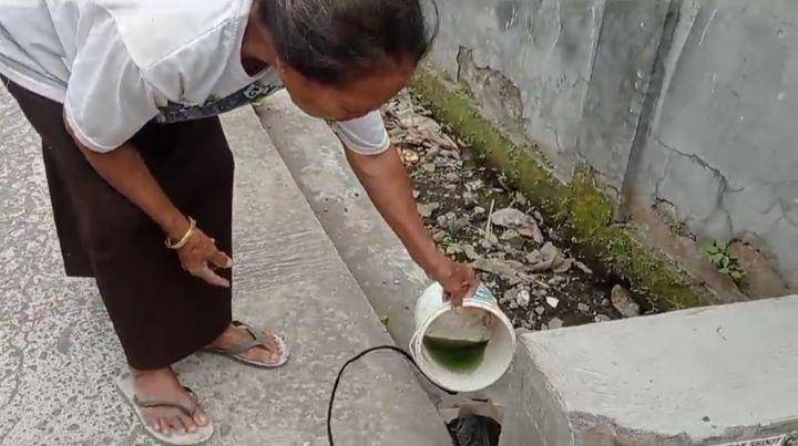 Sampel air sumur warga Dusun Nyiur Gading Desa Montong Are Lombok Barat yang berubah warna seperti Pertalite. (dok. Istimewa)