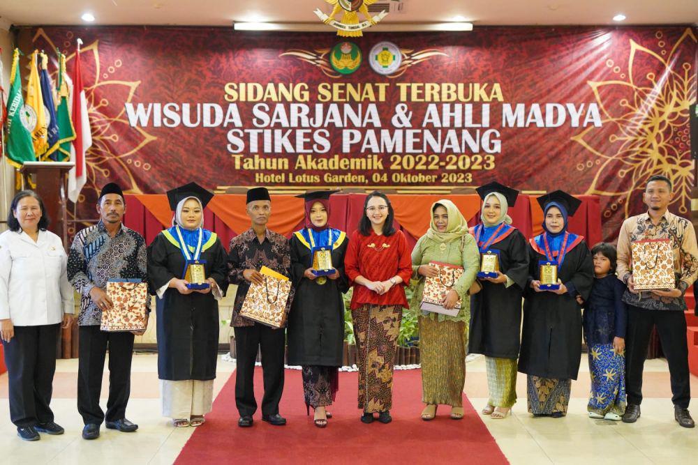 Hadiri Wisuda Stikes Pamenang, Mbak Cicha Sampaikan Hal Ini