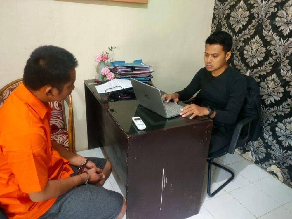 Tampang pelaku FS nekat menipu transfer uang di BRI Link untuk bermain judi online slot. (Dok. Polsek Pegelaran).