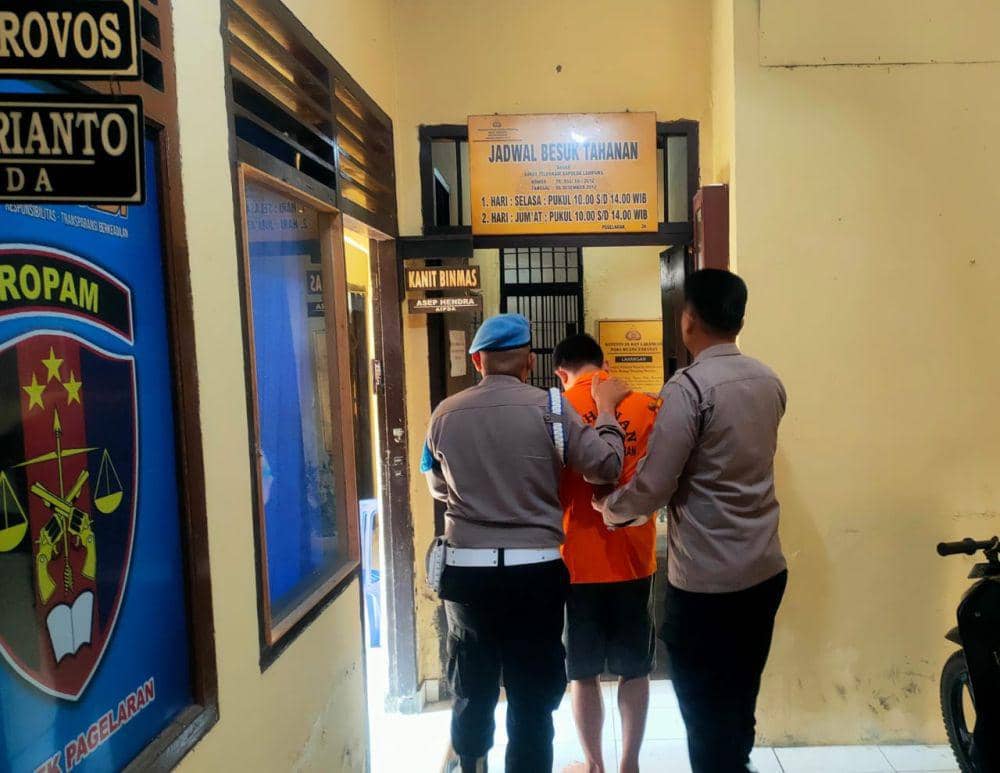 Tampang pelaku FS nekat menipu transfer uang di BRI Link untuk bermain judi online slot. (Dok. Polsek Pegelaran).