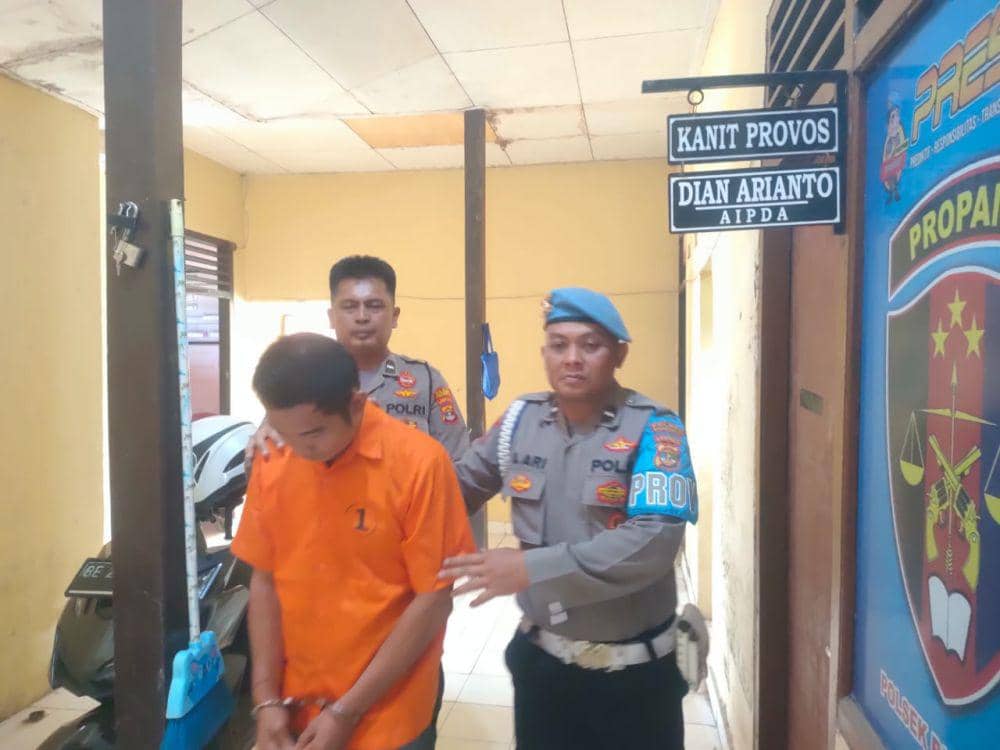 Tampang pelaku FS nekat menipu transfer uang di BRI Link untuk bermain judi online slot. (Dok. Polsek Pegelaran).