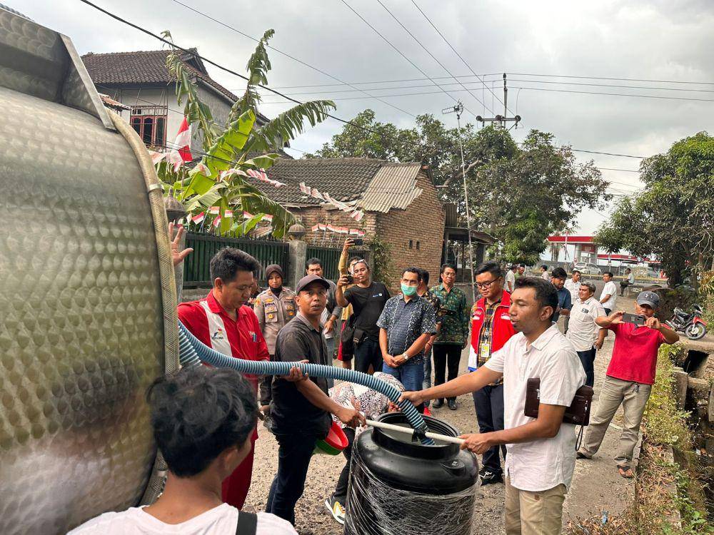 Pertamina menyalurkan bantuan air bersih kepada warga Dusun Nyiur Gading Desa Montong Are yang sumurnya diduga tercemar BBM. (dok. Pertamina)