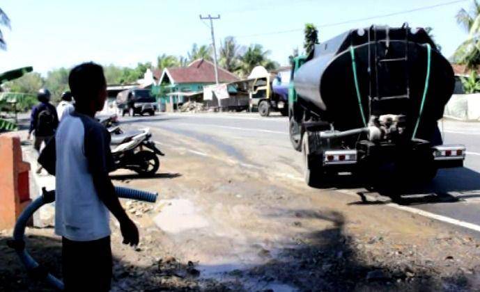 Mobil tanki, saat akan mengisi air bersih di sumur yang ada di desa Tutuk Lotim (dok. Ruhaili)