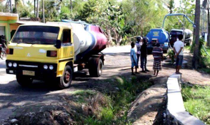 Sejumlah mobil tanki antre mengisi air di sumur yang ada di desa Tutuk Lotim (dok. Ruhaili)