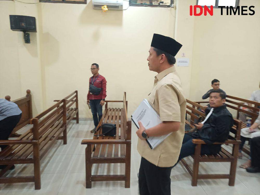 Terpidana korupsi eks Bupati Lampung Tengah, Mustafa saat hendak jalanin sidang di PN Tipikor Tanjungkarang, Kamis (5/10/2023). (IDN Times/Tama Yudha Wiguna).