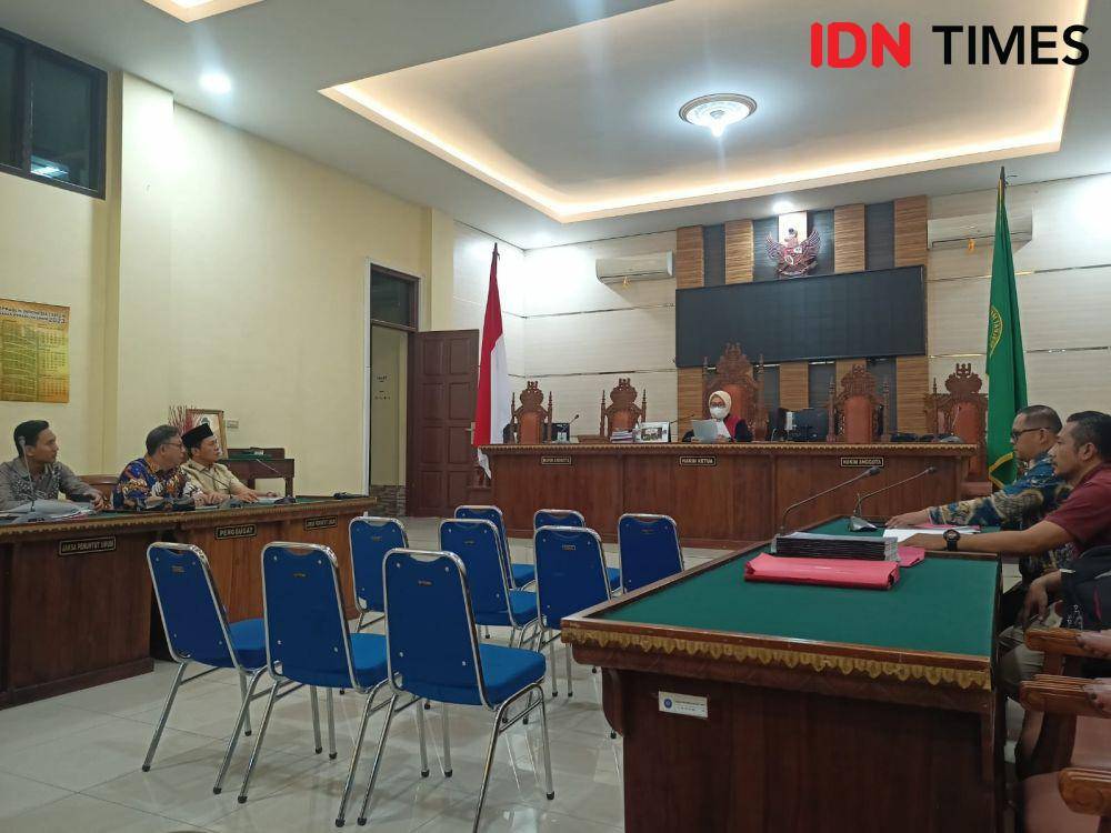 Terpidana korupsi eks Bupati Lampung Tengah, Mustafa saat hendak jalanin sidang di PN Tipikor Tanjungkarang, Kamis (5/10/2023). (IDN Times/Tama Yudha Wiguna).