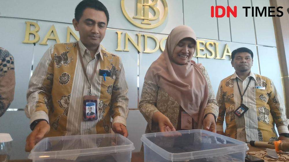 Bank Indonesia Solo menunjukkan uang terbakar milik korban kebakaran Pasar Kliwon. (IDN Times/Larasati Rey)