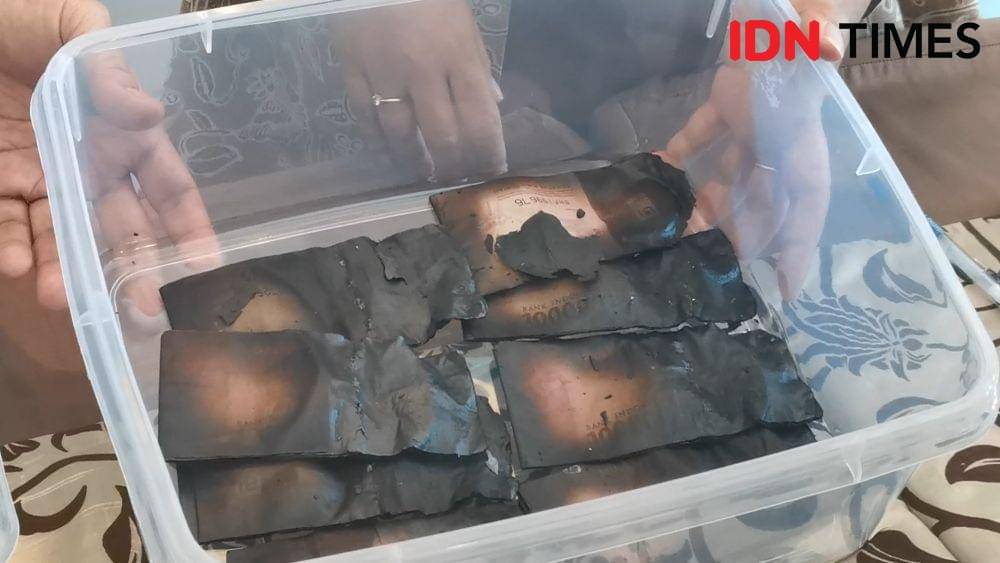 Bank Indonesia Solo menunjukkan uang terbakar milik korban kebakaran Pasar Kliwon. (IDN Times/Larasati Rey)
